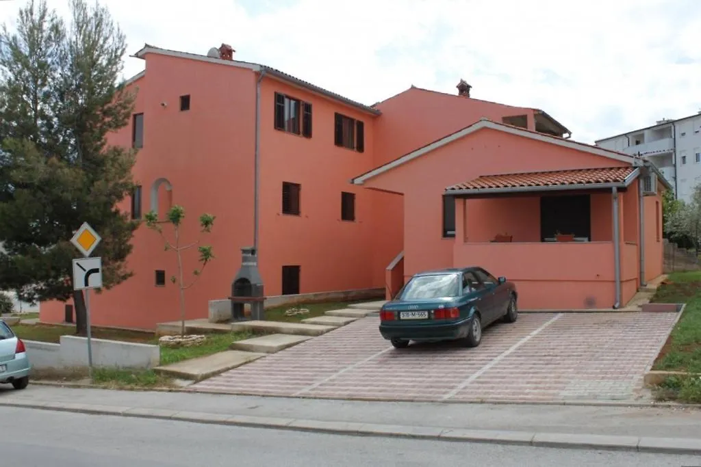 Apartments With A Parking Space Pula - 7664 Croatia