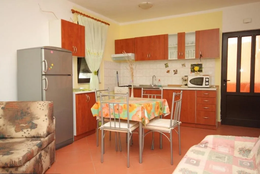 Apartments With A Parking Space Pula - 7664 Croatia